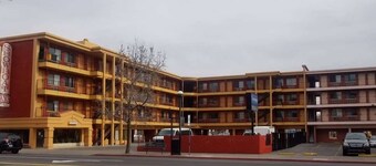 Howard Johnson by Wyndham Reno Downtown