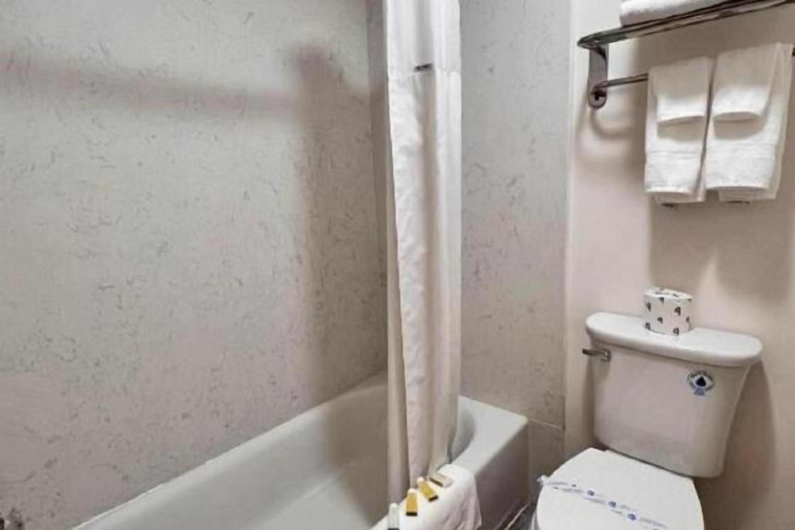 Phòng tắm | Vòi sen/bồn tắm kết hợp, máy sấy tóc, khăn tắm, xà phòng 