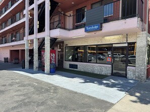 Front of property - Howard Johnson by Wyndham Reno Downtown (Reno)