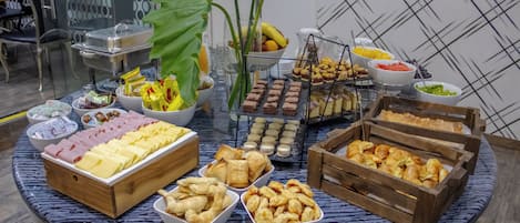 Petit déjeuner complet compris tous les jours