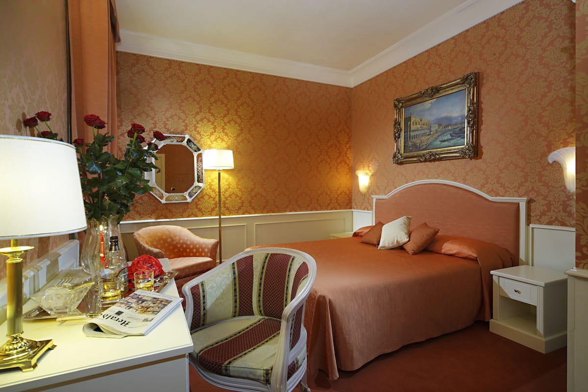 1 bedroom, Frette Italian sheets, premium bedding, down duvets