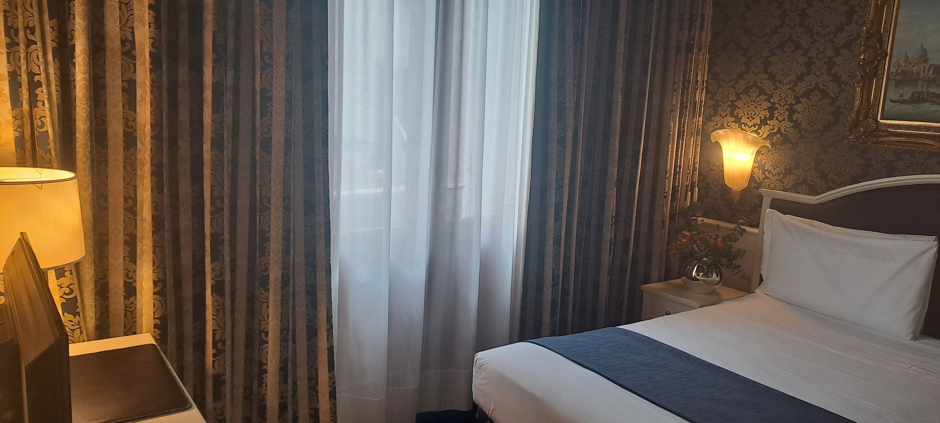 Junior-huone, parveke, näköala kanavalle | Italialaiset Frette-lakanat, ylelliset vuodevaatteet, untuvapeitot