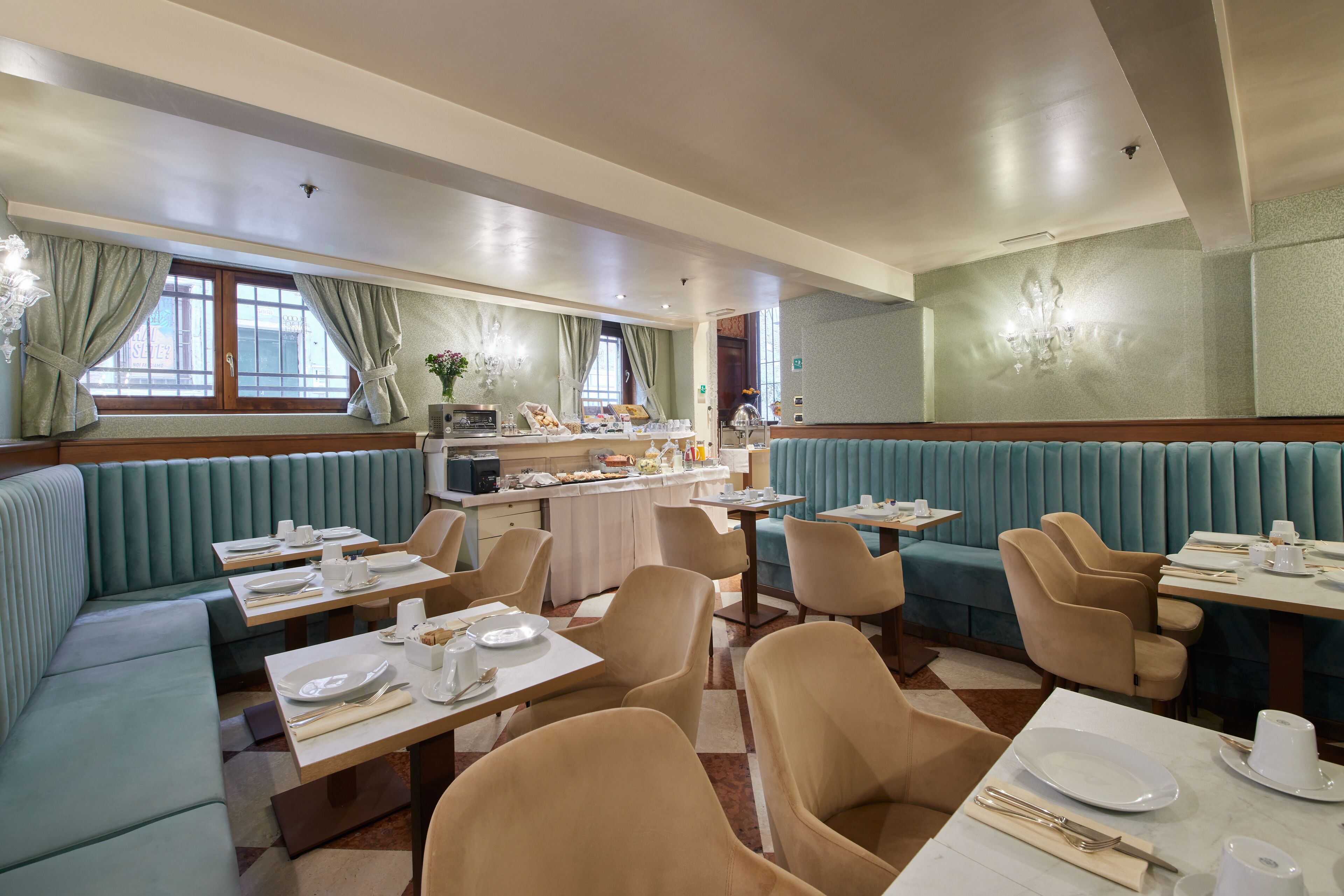 Desayuno buffet diario (EUR 25 por persona)