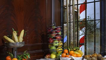 Desayuno buffet diario (EUR 25 por persona)