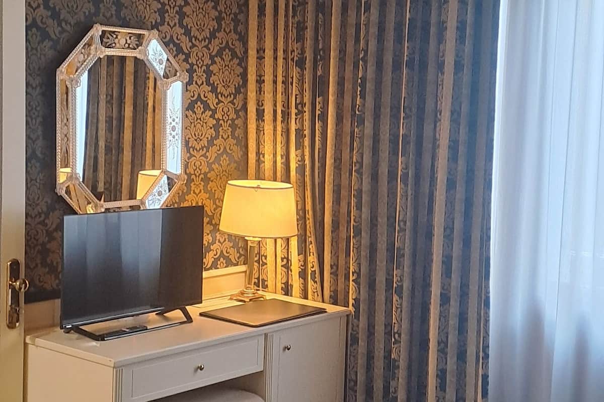 1 bedroom, Frette Italian sheets, premium bedding, down duvets