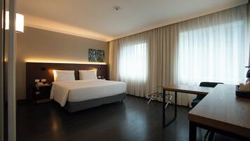 Business Class Queen | Hypo-allergenic bedding, minibar, in-room safe, desk