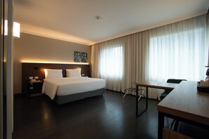 Business Class Queen | Hypo-allergenic bedding, minibar, in-room safe, desk