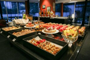 Petit-déjeuner buffet (39 BRL par personne)