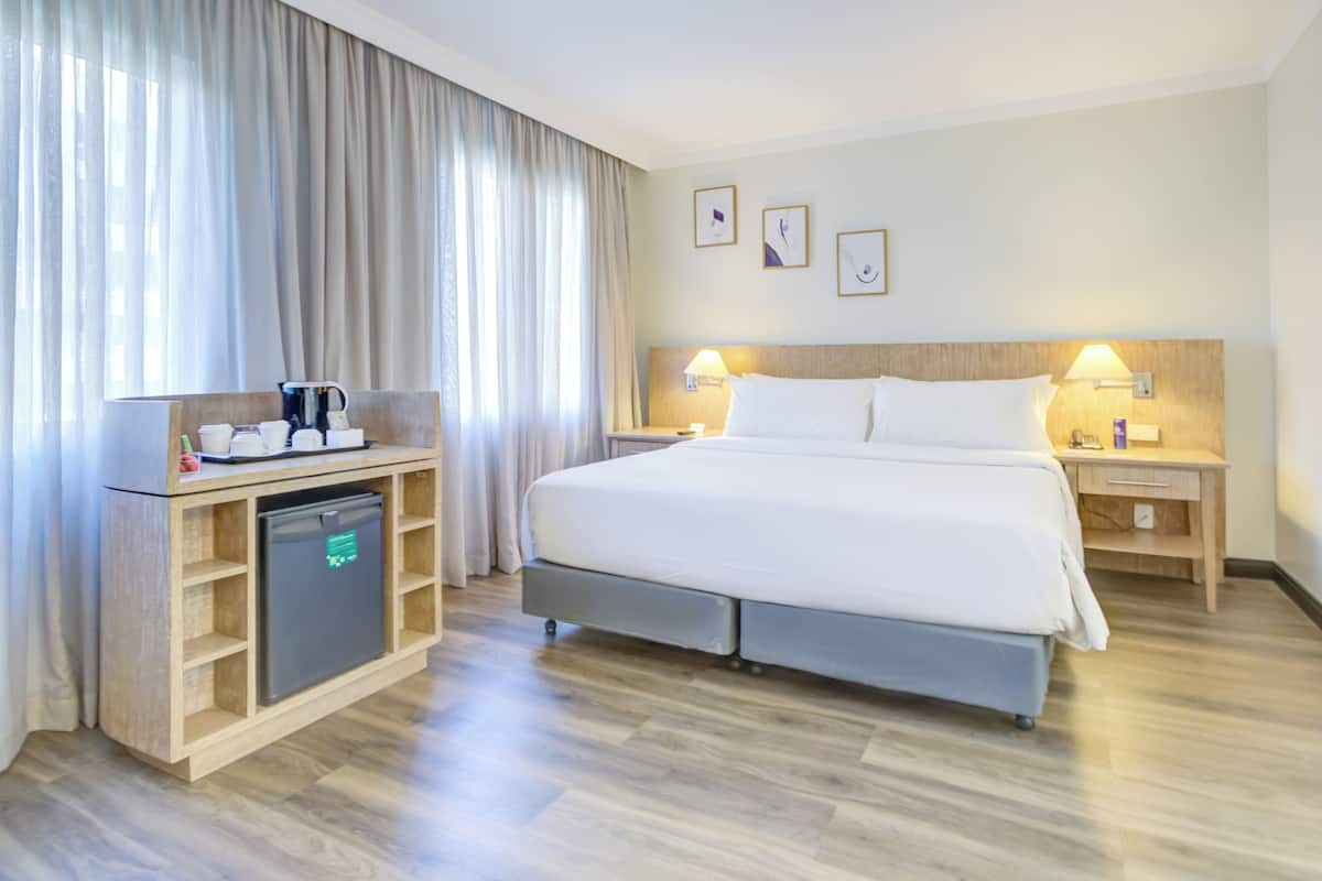 ملاءات للفراش لا تسبب الحساسية وميني بار وخزنة داخل الغرفة ومكتب