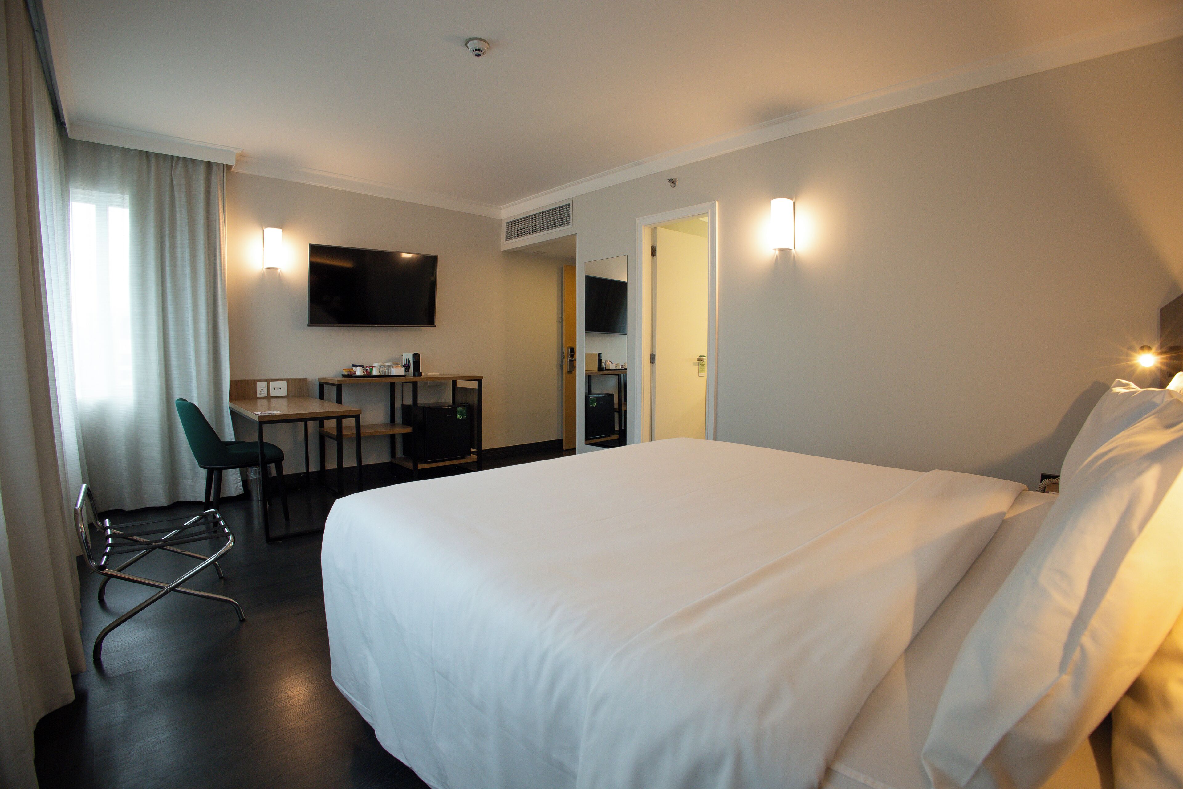 business class queen | 1 bedroom, hypo-allergenic bedding, minibar, in-room safe