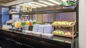Sarapan prasmanan setiap hari dengan biaya tambahan