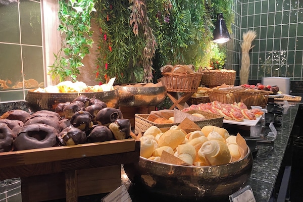 Breakfast, lunch and dinner served