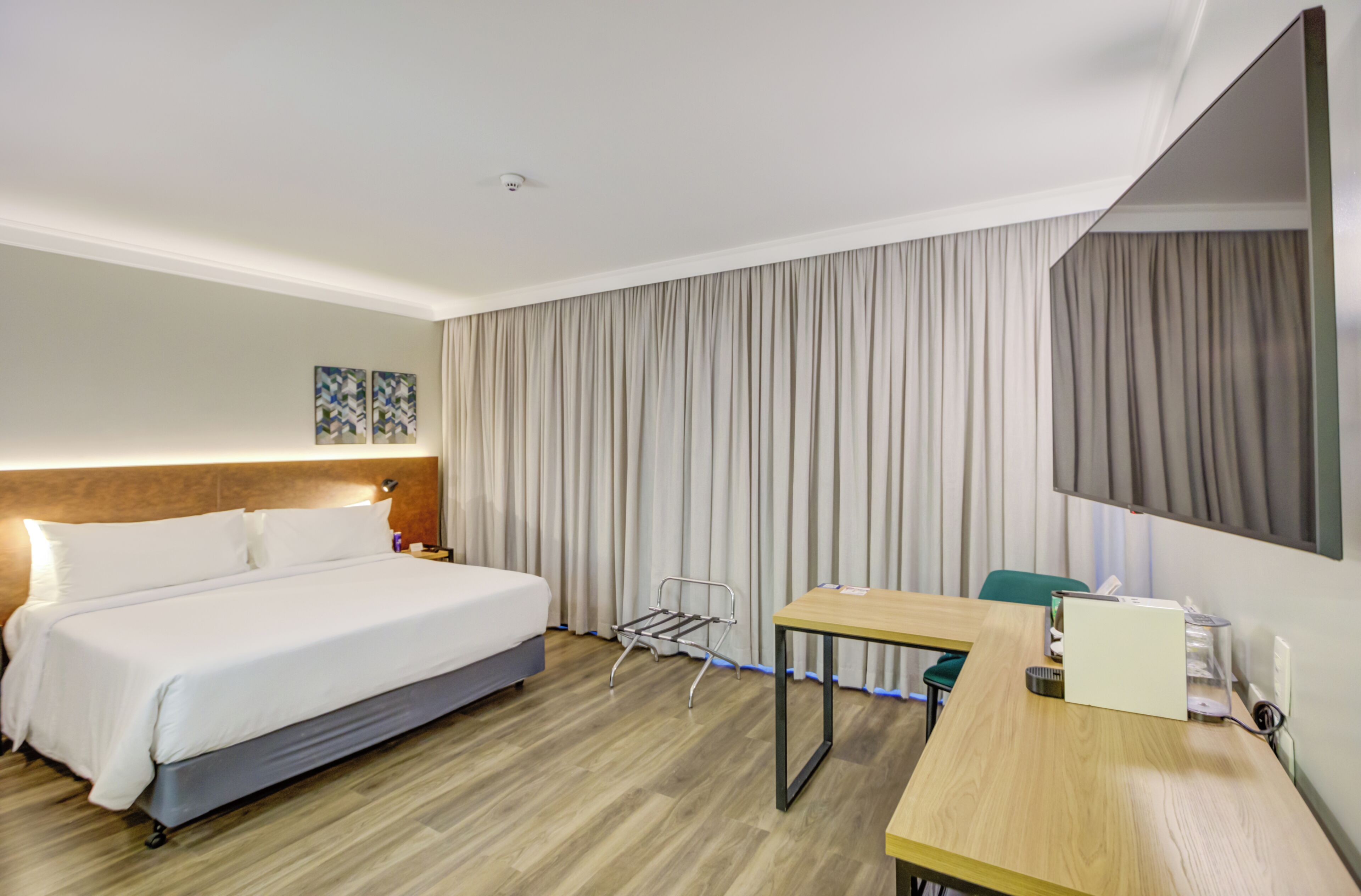 ملاءات للفراش لا تسبب الحساسية وميني بار وخزنة داخل الغرفة ومكتب