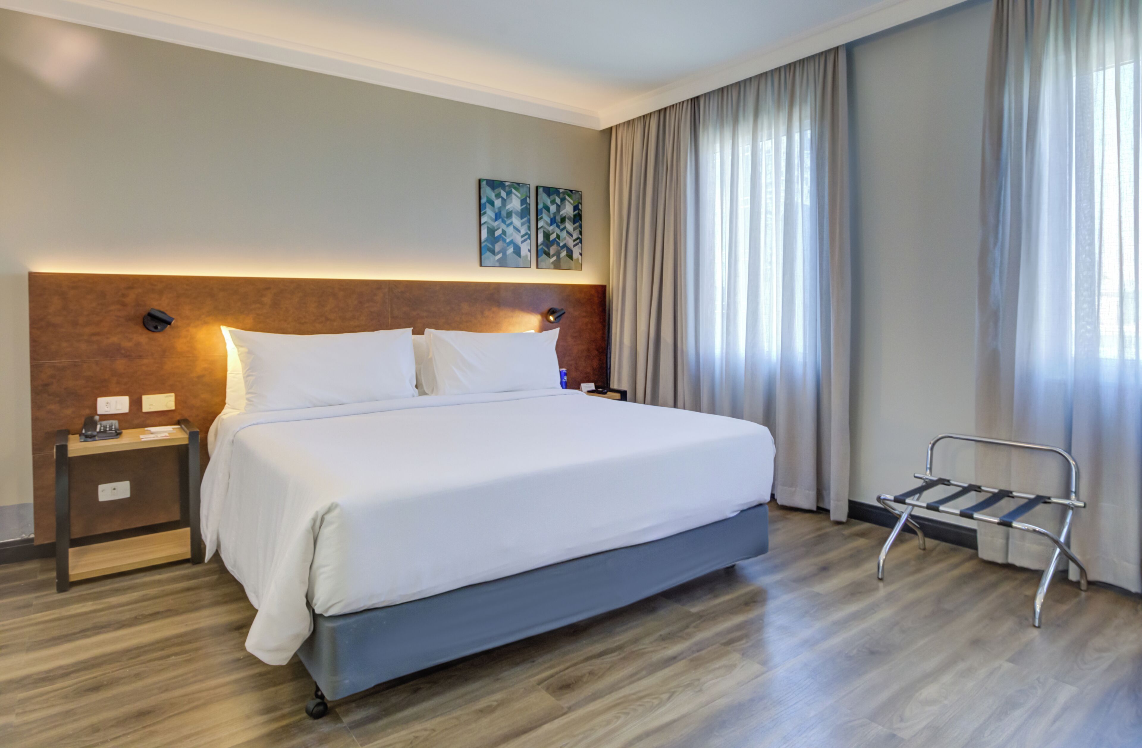 Business Class Queen | ملاءات للفراش لا تسبب الحساسية وميني بار وخزنة داخل الغرفة ومكتب