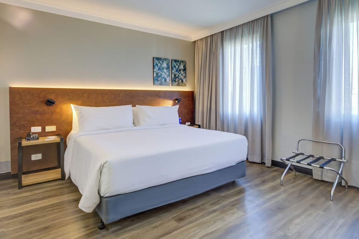 Business Class Queen | Hypo-allergenic bedding, minibar, in-room safe, desk