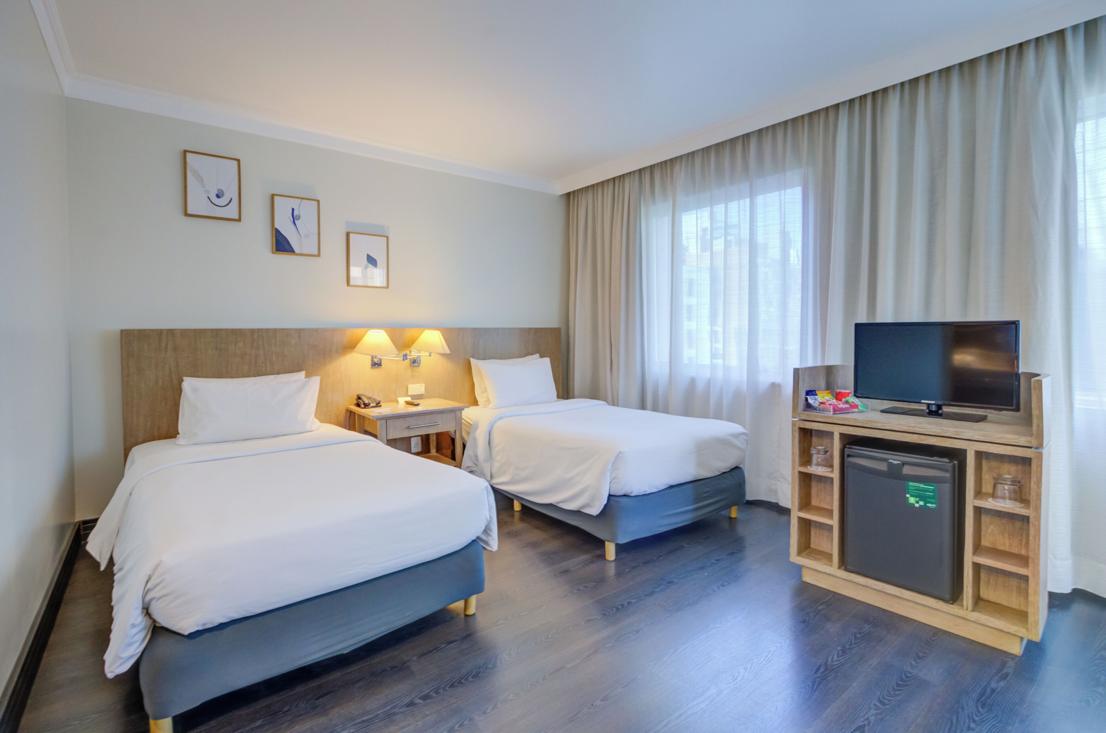 Quarto Superior Twin | Allergivenligt sengetøj, minibar, pengeskab på værelset, skrivebord