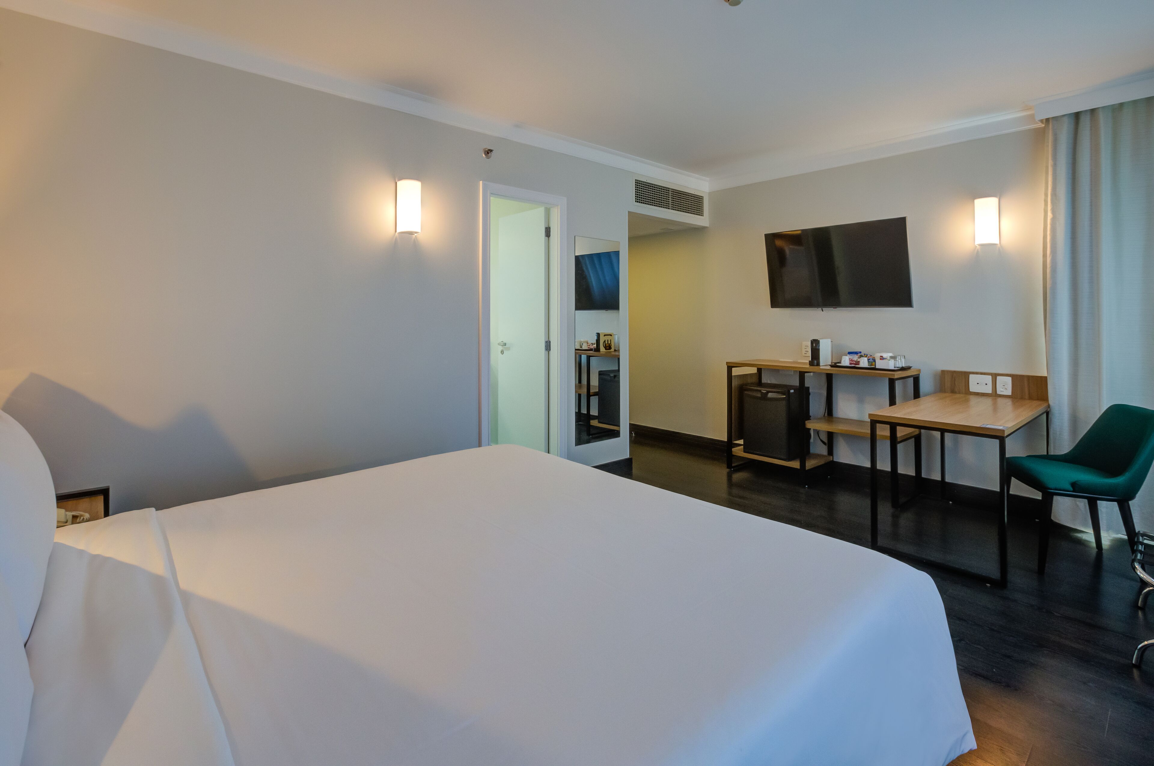 business class queen | 1 bedroom, hypo-allergenic bedding, minibar, in-room safe