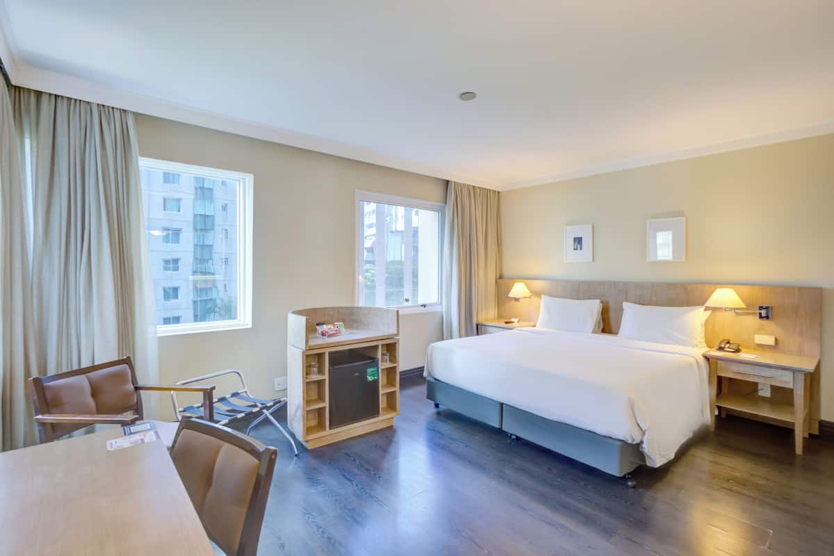 Quarto Superior Queen | ملاءات للفراش لا تسبب الحساسية وميني بار وخزنة داخل الغرفة ومكتب