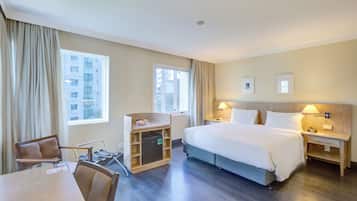 Quarto Superior Queen | Hypo-allergenic bedding, minibar, in-room safe, desk