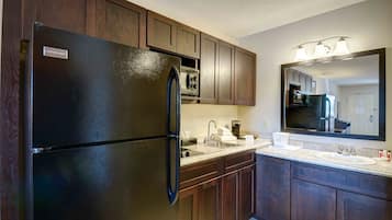 Business Suite | Private kitchenette | Fridge, microwave, coffee/tea maker