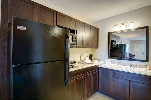 Business Suite | Private kitchenette | Fridge, microwave, coffee/tea maker