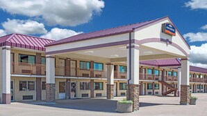 A Howard Johnson Inn with a two-story building, a covered entrance, and a parking lot. - North Platte Inn & Suites (North Platte)