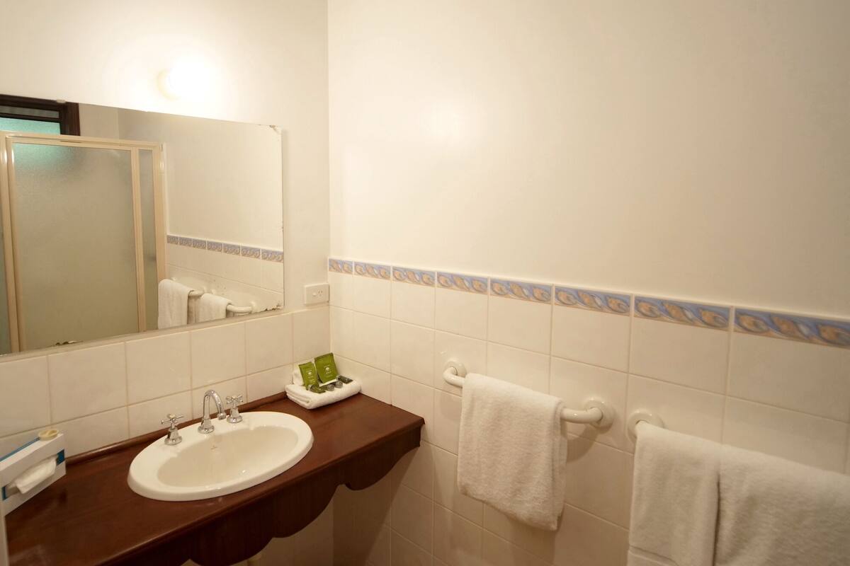 king room | bathroom | free toiletries, hair dryer, towels
