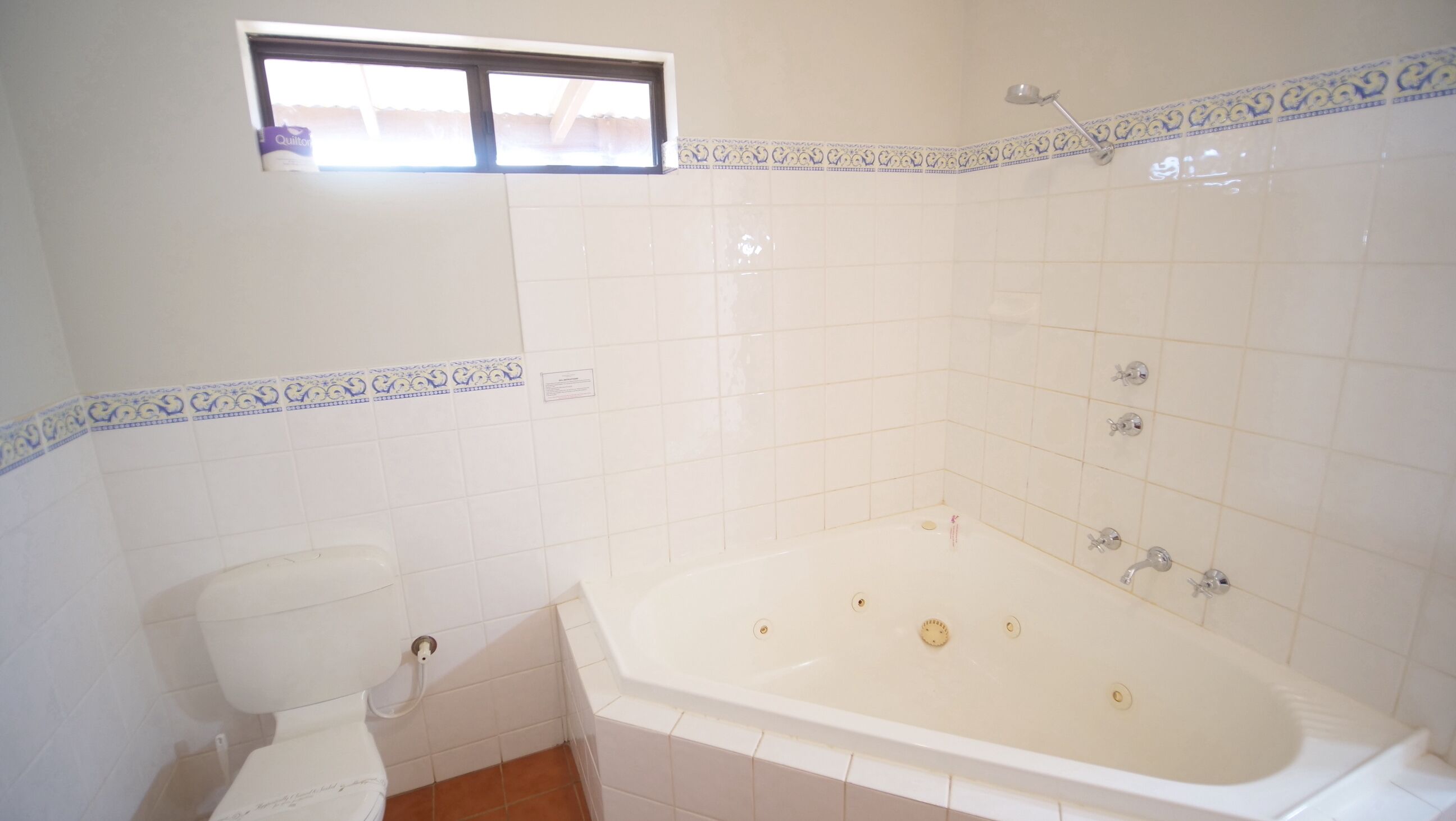 queen spa room | jetted bathtub