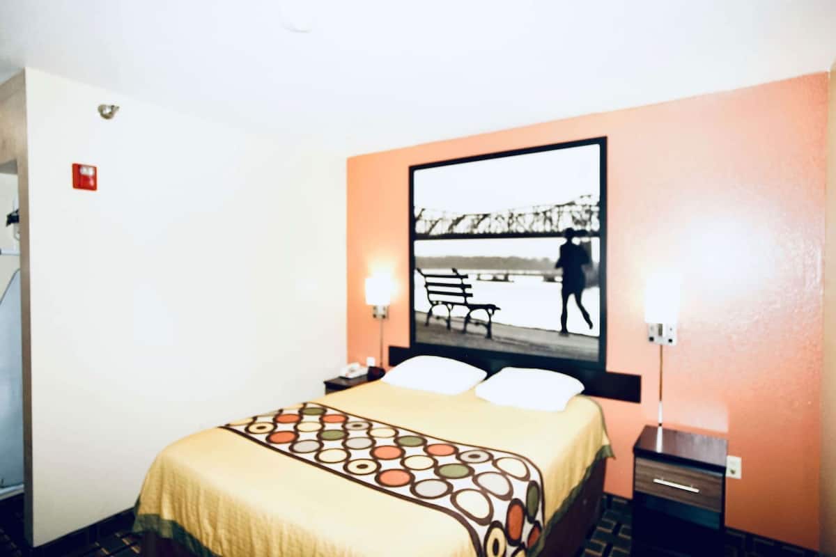 Iron/ironing board, free WiFi, bed sheets