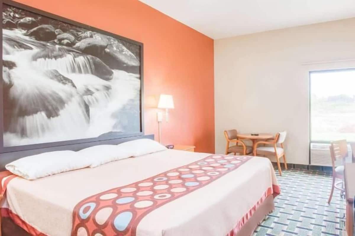 Iron/ironing board, free WiFi, bed sheets