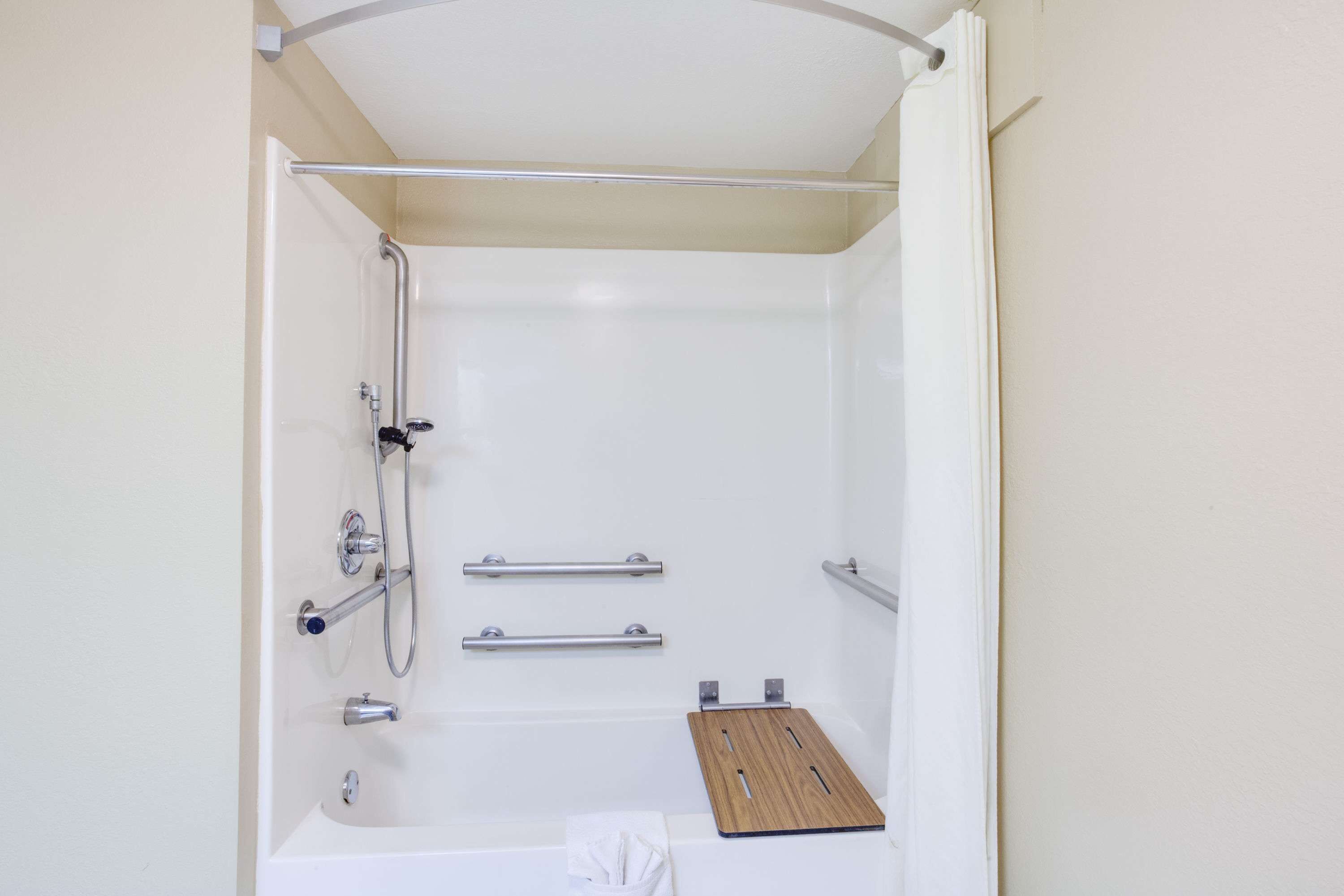 combined shower/bathtub, hair dryer, towels, toilet paper