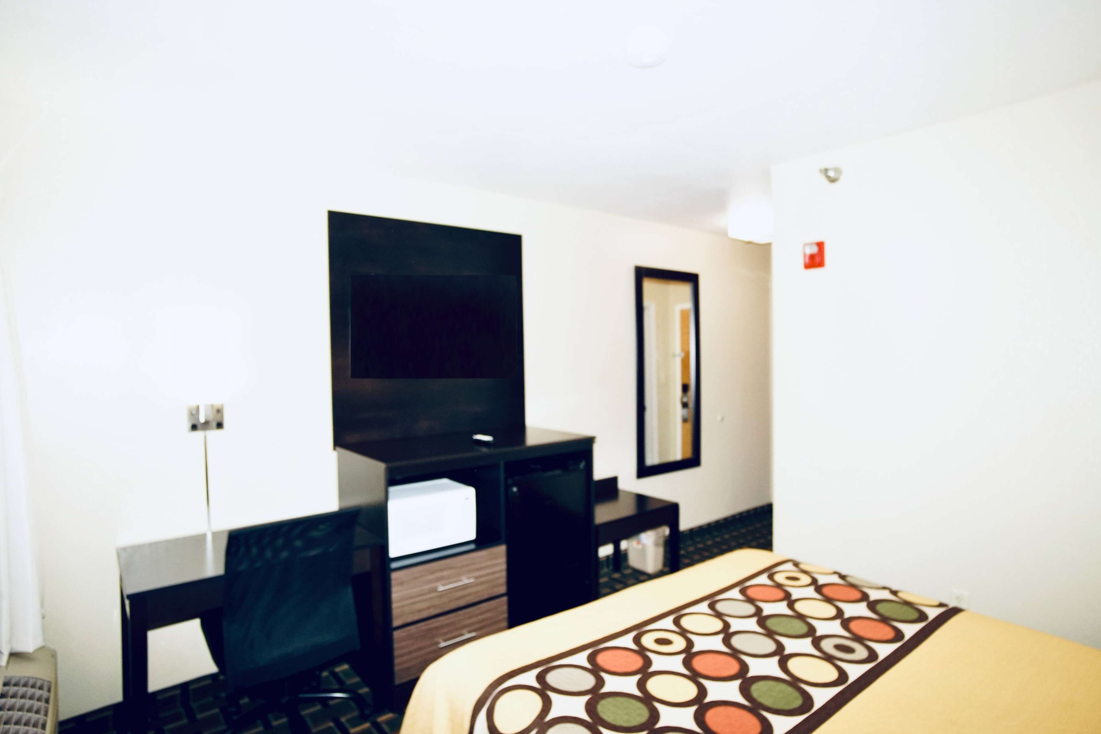 room, 1 queen bed, non smoking | iron/ironing board, rollaway beds, free wifi, bed sheets