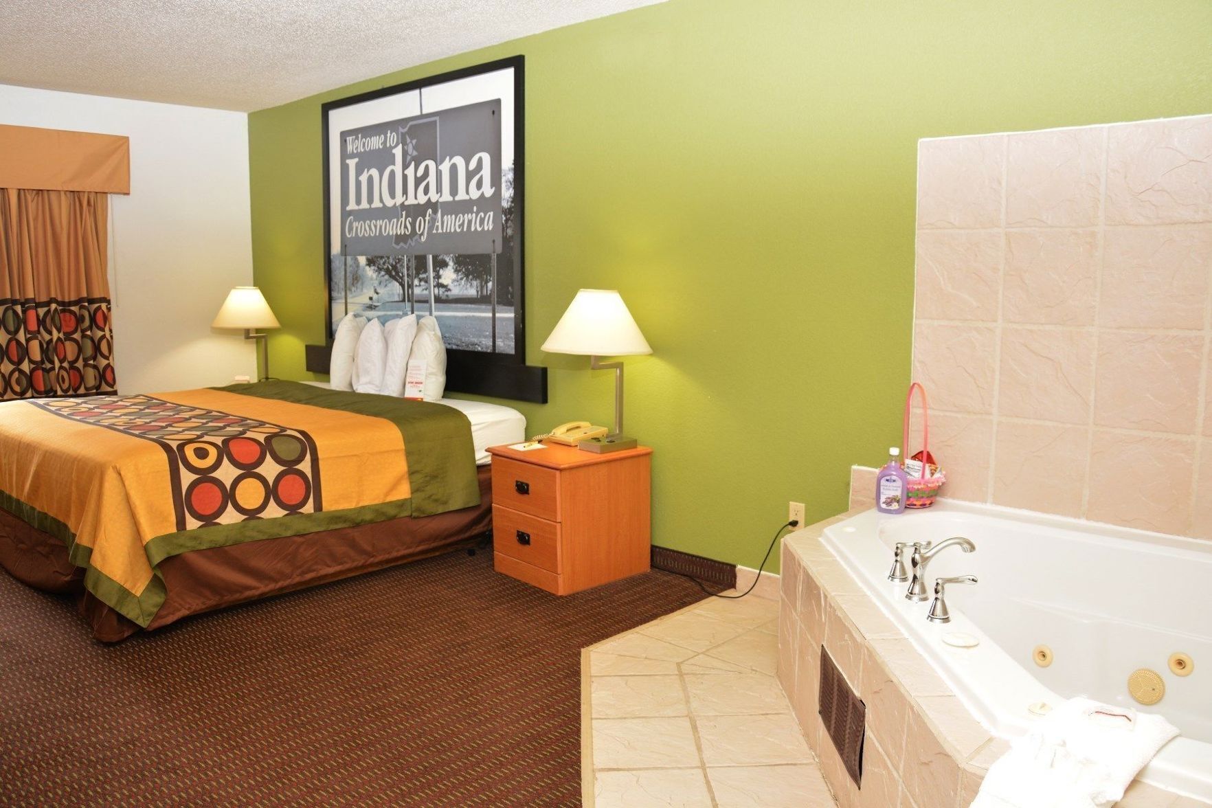 Escritorio, espacio para trabajar con laptop, cortinas blackout y cunas 