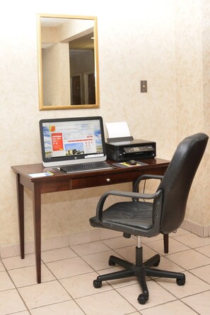 Business center - Super 8 by Wyndham Corydon (Corydon)