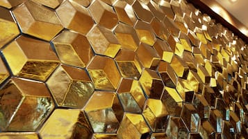 Pareda com padrão de favo de mel em azulejos hexagonais.