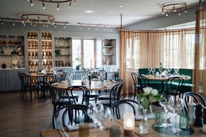 供應早餐、午餐和晚餐，當地料理