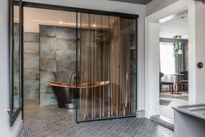 Deluxe Suite on Smedbacken (200m from Main Building) | Bathroom | Free toiletries, hair dryer, towels - Högbo Brukshotell & Spa (Sandviken)