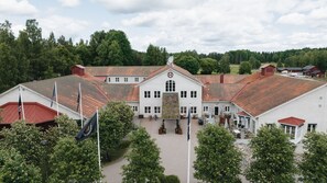 Huvudbyggnaden / Main Building | Außenbereich