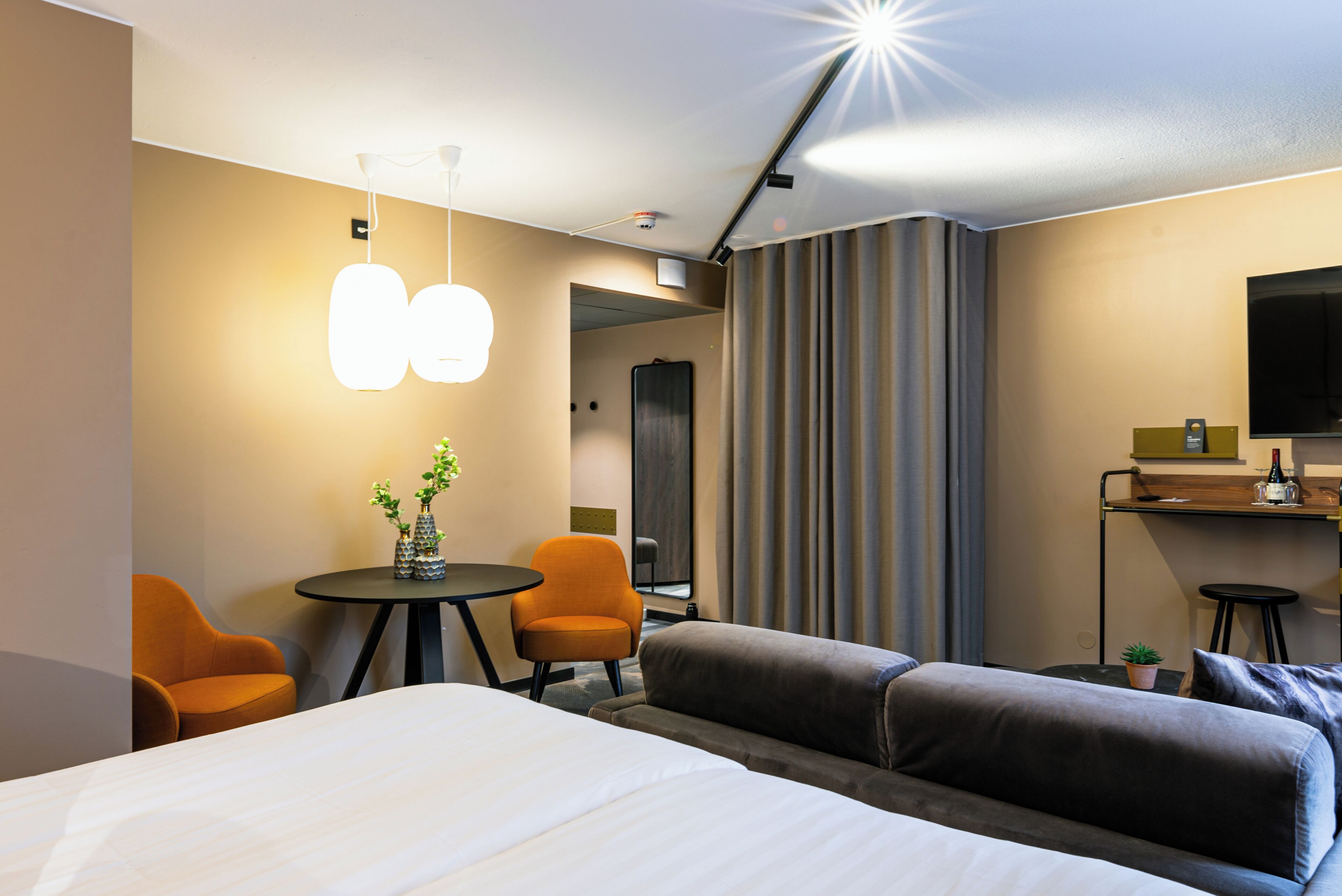 deluxe room, 1 double bed, non smoking | 1 bedroom, desk, cots/infant beds, rollaway beds