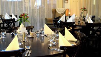 Se sirven desayunos, comidas y cenas