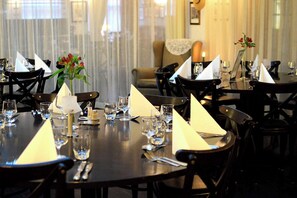 Phục vụ bữa sáng, bữa trưa và bữa tối 