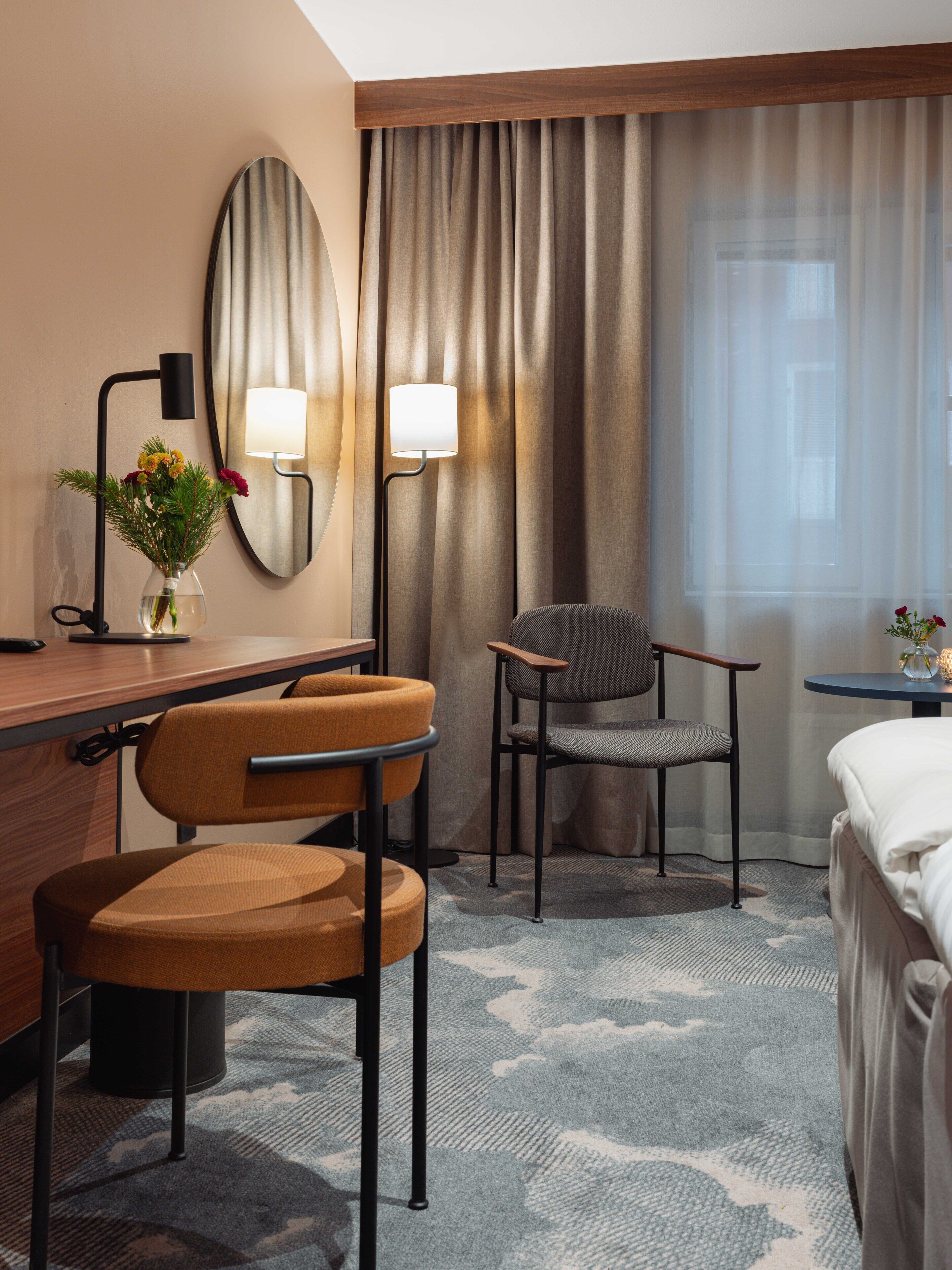 1 bedroom, desk, cots/infant beds, rollaway beds