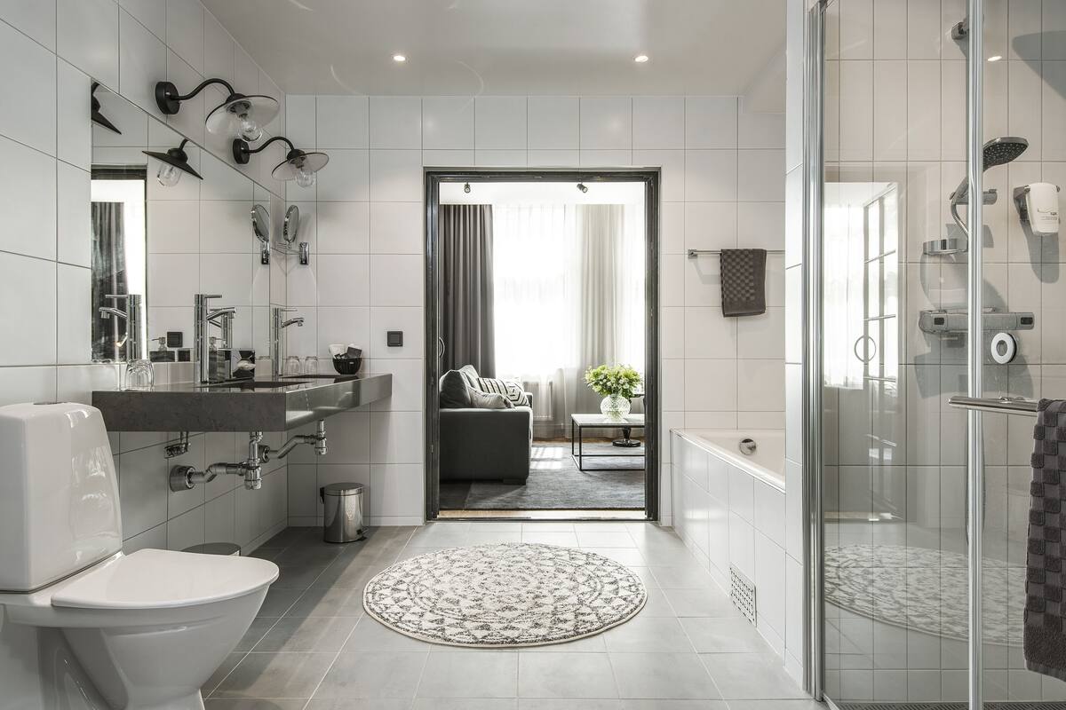 deluxe room, 2 single beds, non smoking | bathroom | shower, hair dryer, towels