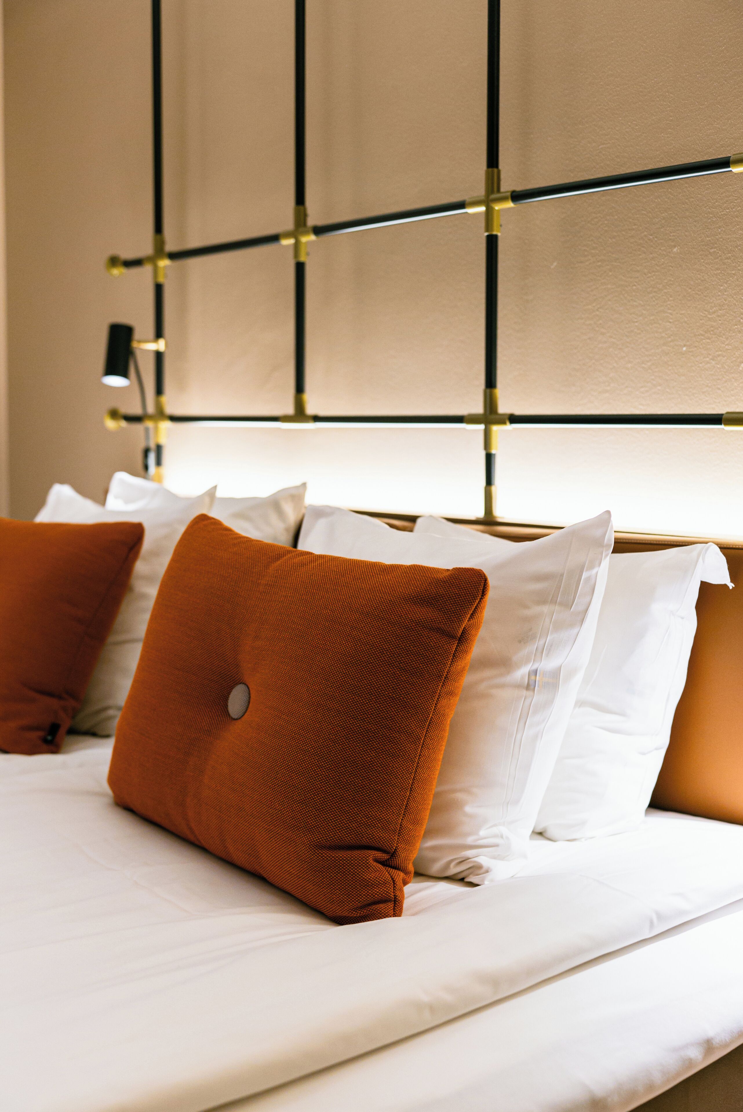 deluxe room, 1 double bed, non smoking | 1 bedroom, desk, cots/infant beds, rollaway beds