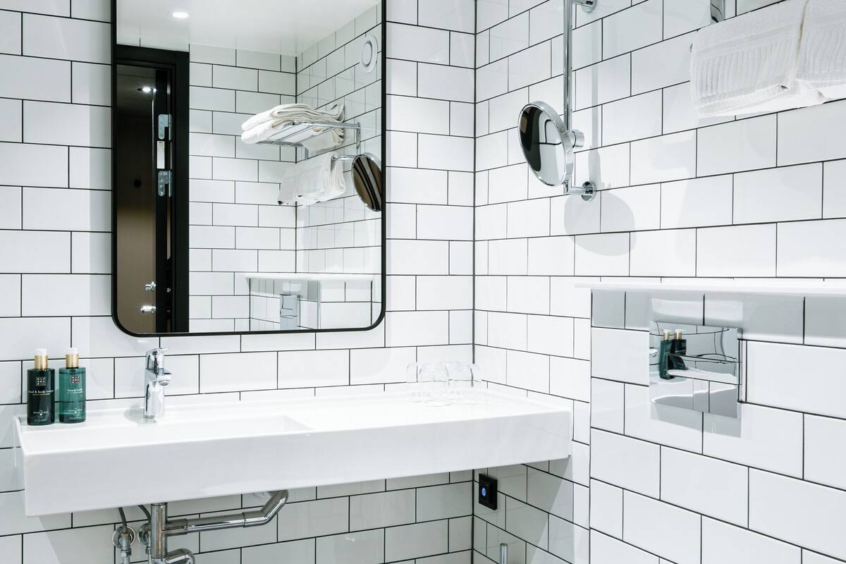 deluxe room, 1 double bed, non smoking | bathroom | shower, hair dryer, towels