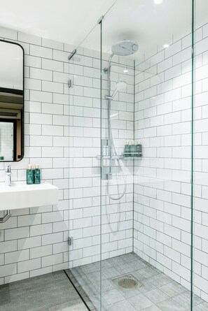 Douche, séchoir à cheveux, serviettes fournies