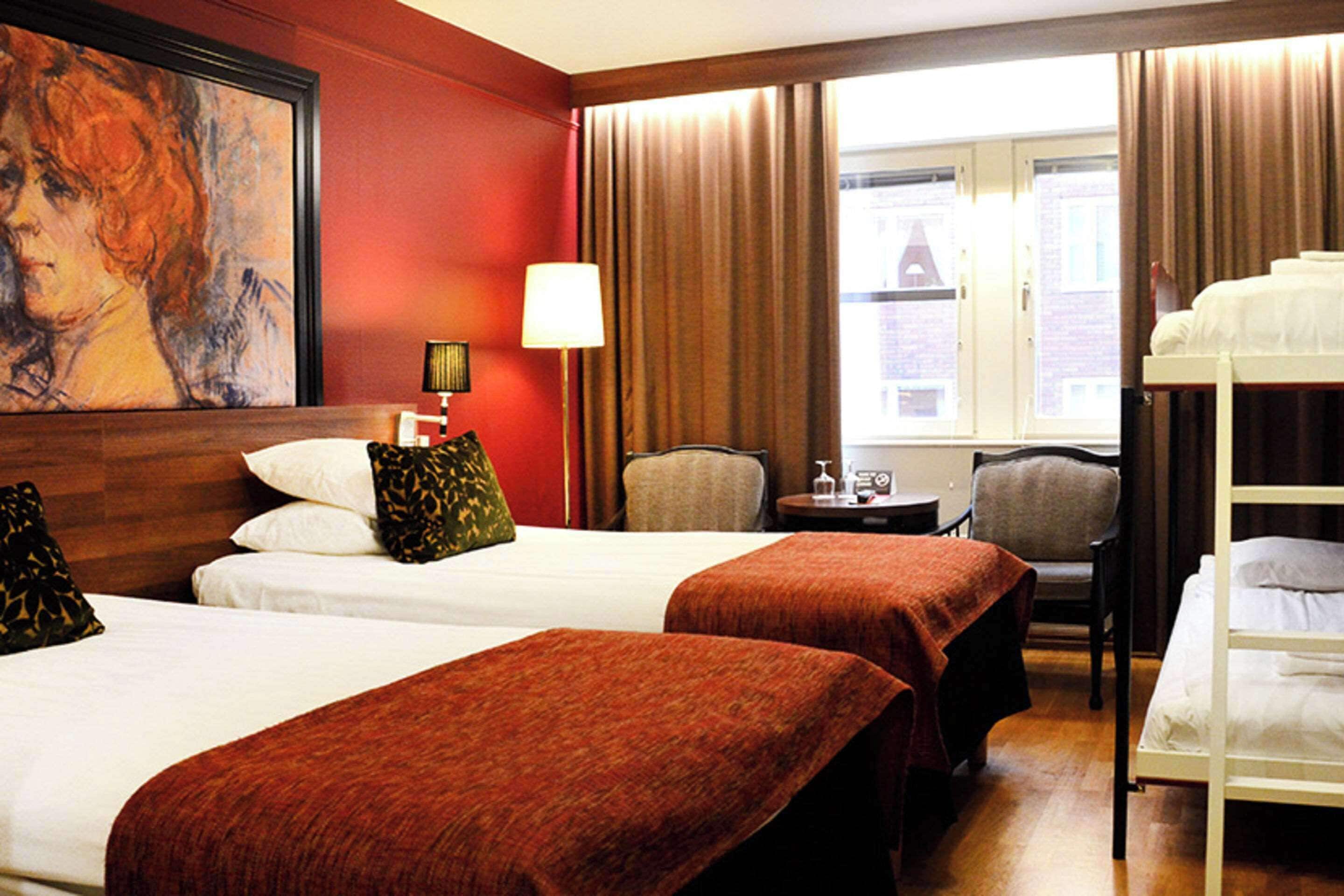 Familjerum - flera sängar - icke-rökare | Skrivbord, barnsängar, extrasängar och sängkläder