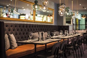 Petit déjeuner, déjeuner et dîner servis sur place