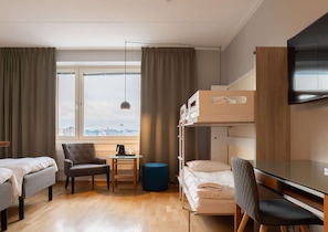Familienzimmer, 2 Einzelbetten, Nichtraucher (with Sofabed) | Allergikerbettwaren, Schreibtisch, laptopgeeigneter Arbeitsplatz