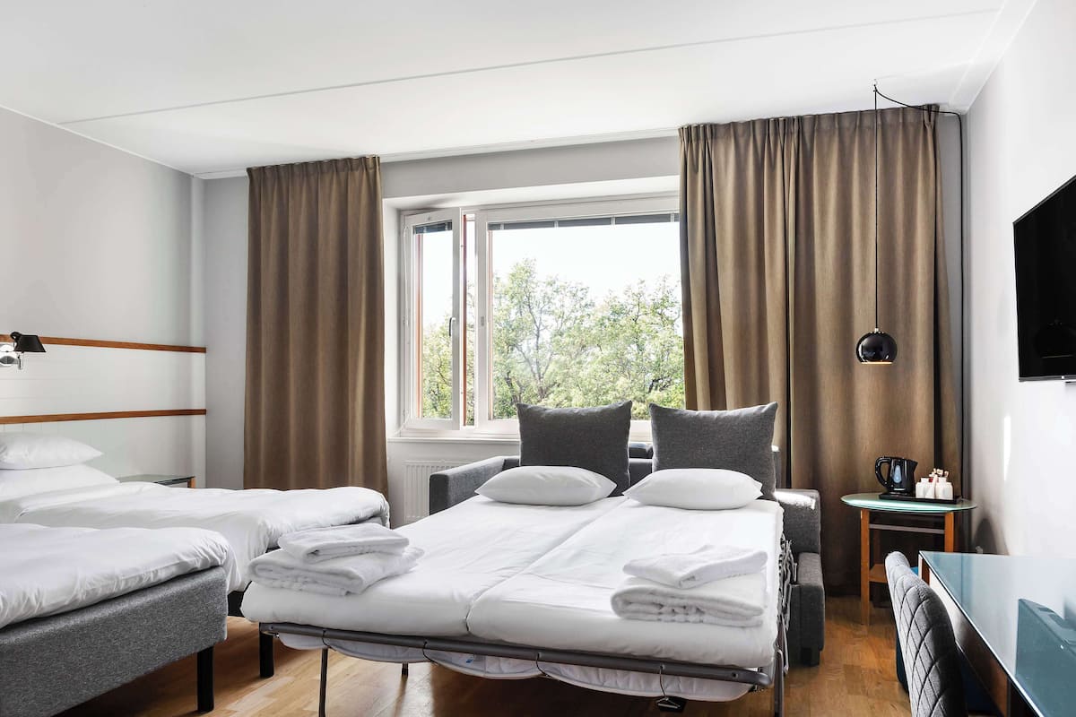 family room, 2 single beds, non smoking (with sofabed) | hypo-allergenic bedding, desk, laptop workspace, blackout curtains